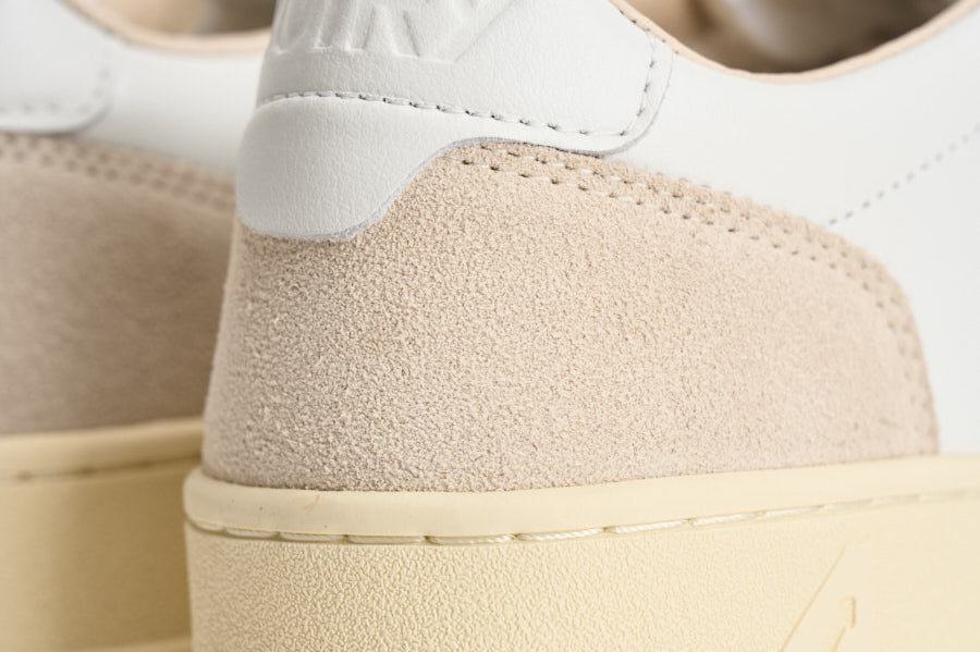 Sneakers uomo Medalist Low in suede bianca e panna AULM LS33 AUTRY 