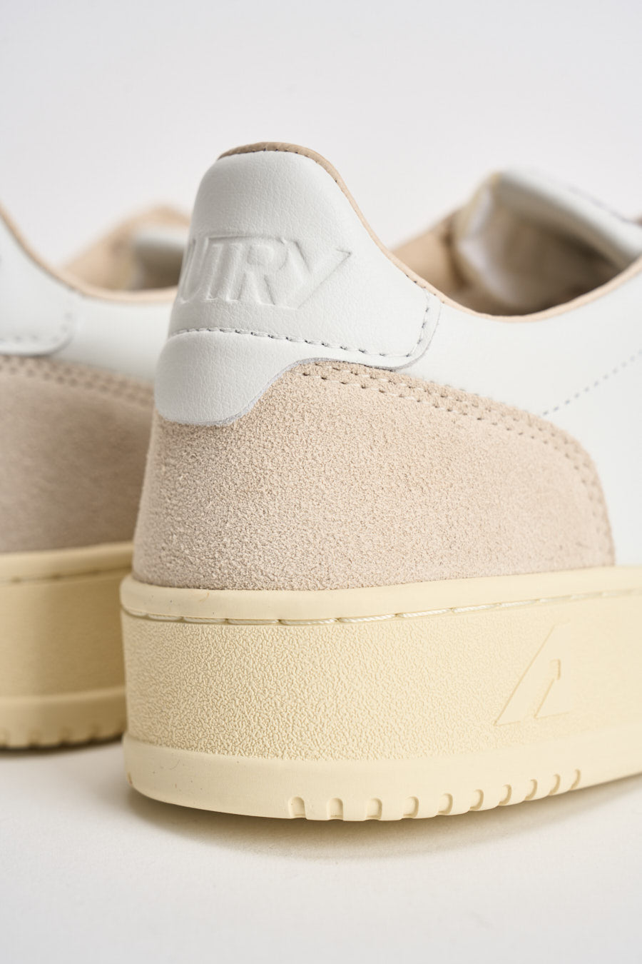 Sneakers uomo Medalist Low in suede bianca e panna AULM LS33 AUTRY 
