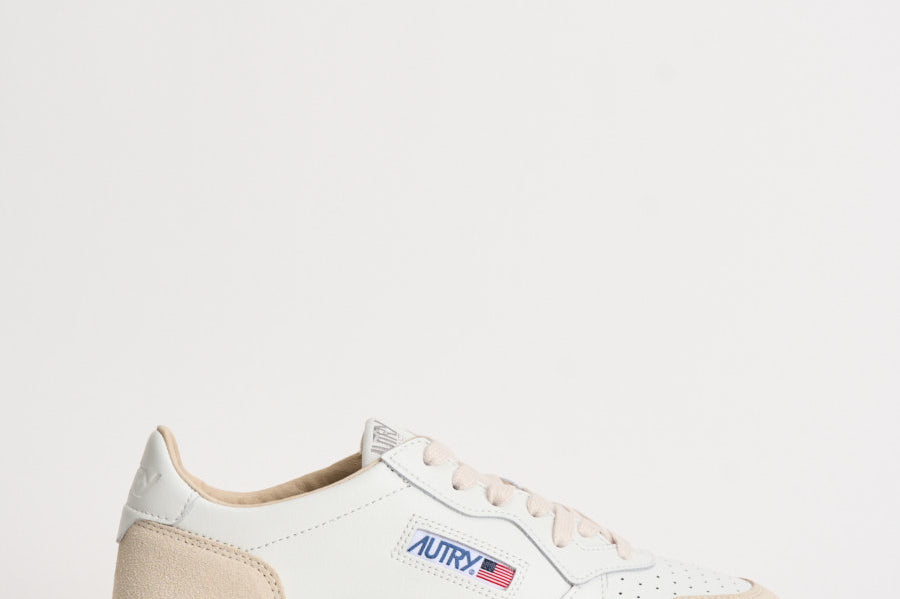 Sneakers uomo Medalist Low in suede bianca e panna AULM LS33 AUTRY 