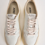 Sneakers uomo Medalist Low in suede bianca e panna AULM LS33 AUTRY 