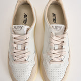 Sneakers uomo Medalist Low in suede bianca e panna AULM LS33 AUTRY 