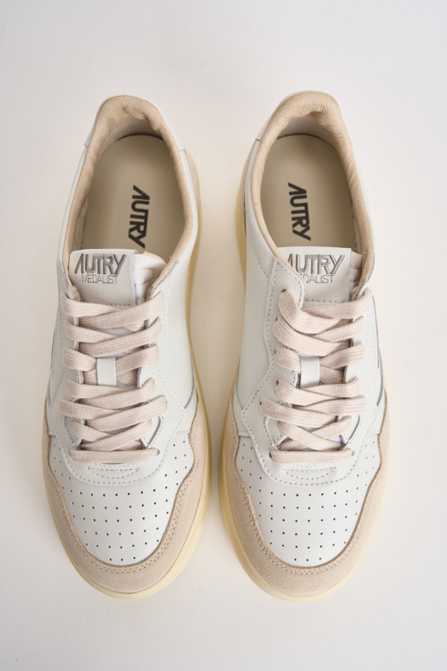 Sneakers uomo Medalist Low in suede bianca e panna AULM LS33 AUTRY 