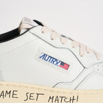 Sneakers uomo Medalist Low con scritta nera AULM ML02 AUTRY 