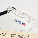 Sneakers uomo Medalist Low con scritta nera AULM ML02 AUTRY 