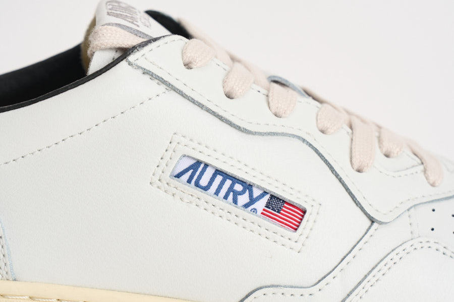 Sneakers uomo Medalist Low nera e bianca AULM ML02 AUTRY 