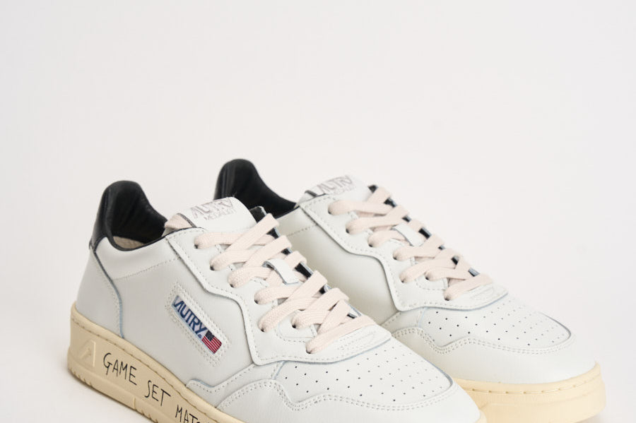 Sneakers uomo Medalist Low con scritta nera AULM ML02 AUTRY 