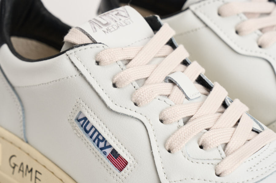 Sneakers uomo Medalist Low con scritta nera AULM ML02 AUTRY 