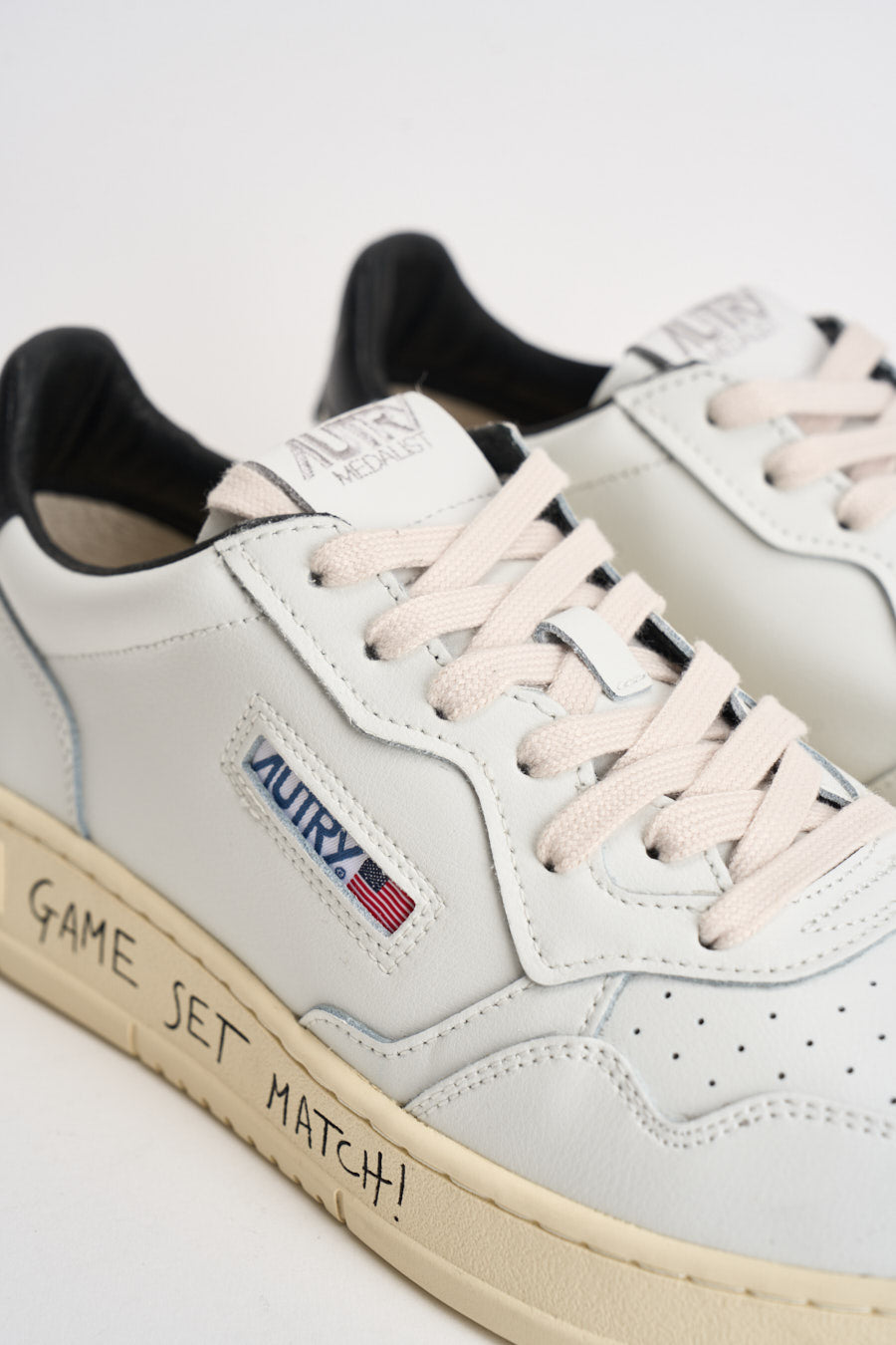 Sneakers uomo Medalist Low con scritta nera AULM ML02 AUTRY 