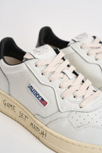 Sneakers uomo Medalist Low con scritta nera AULM ML02 AUTRY 
