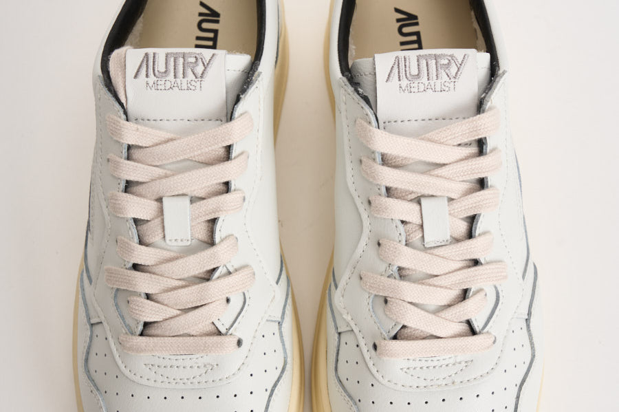 Sneakers uomo Medalist Low con scritta nera AULM ML02 AUTRY 