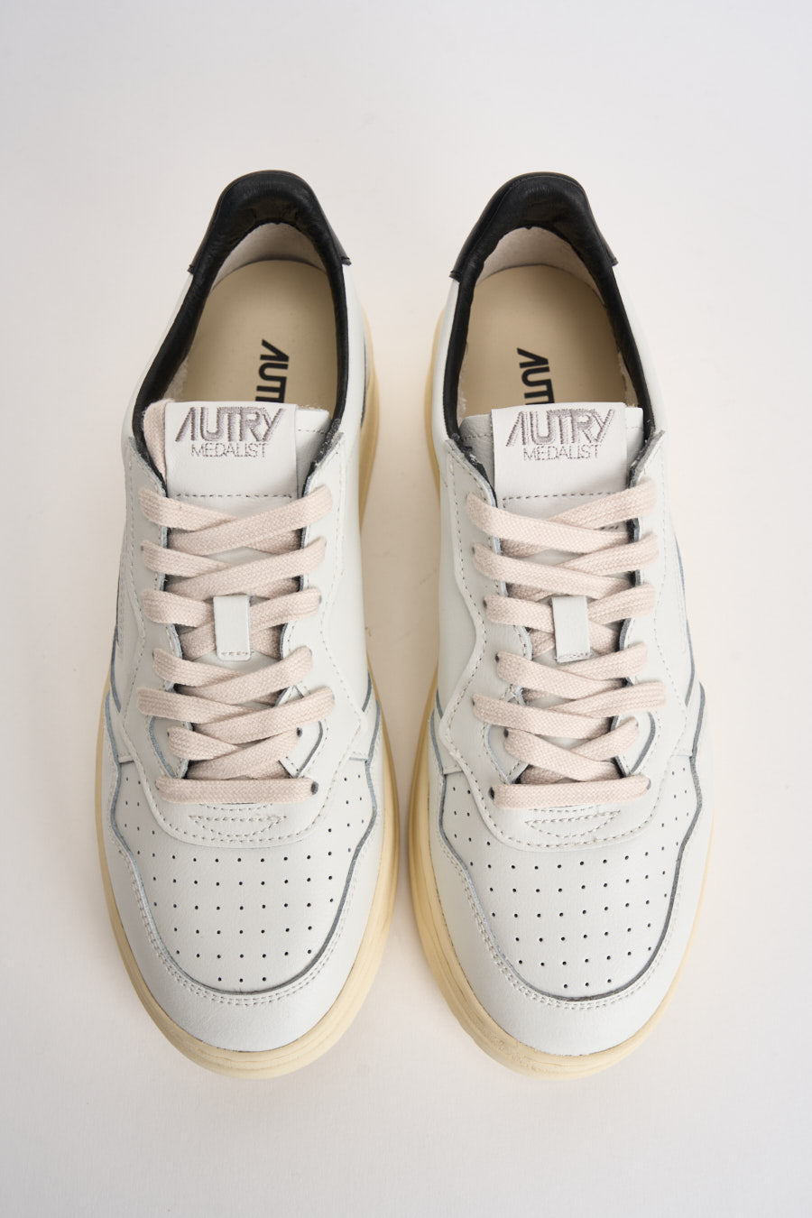 Sneakers uomo Medalist Low con scritta nera AULM ML02 AUTRY 
