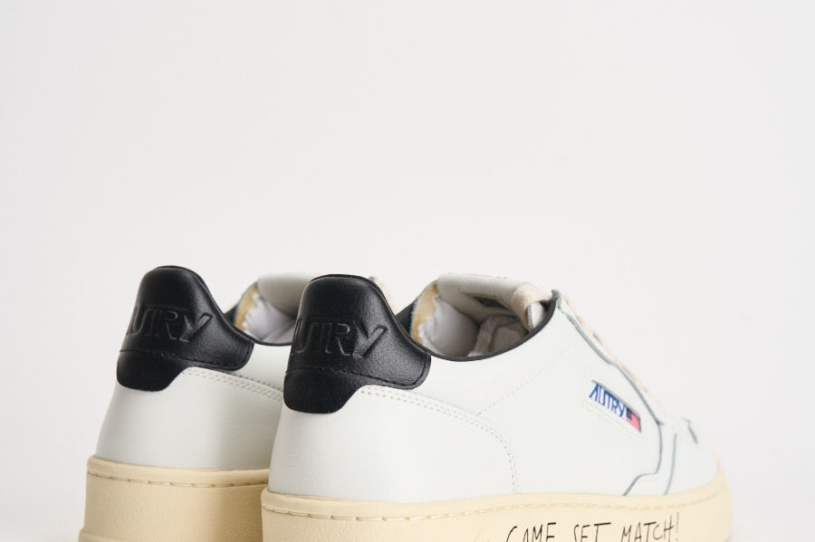 Sneakers uomo Medalist Low con scritta nera AULM ML02 AUTRY 
