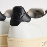 Sneakers uomo Medalist Low con scritta nera AULM ML02 AUTRY 