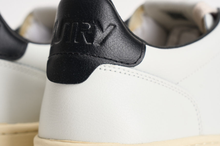 Sneakers uomo Medalist Low con scritta nera AULM ML02 AUTRY 