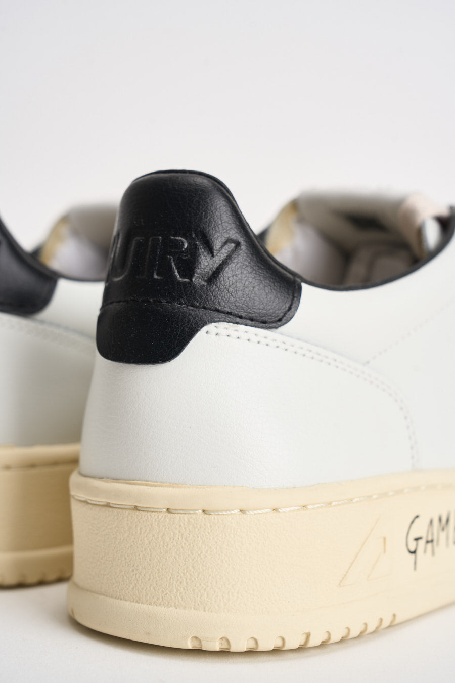 Sneakers uomo Medalist Low con scritta nera AULM ML02 AUTRY 
