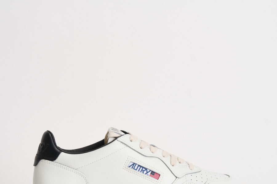 Sneakers uomo Medalist Low nera e bianca AULM ML02 AUTRY 