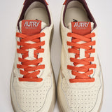 Sneakers uomo Medalist Low bianca e arancione AULM NE17 AUTRY 