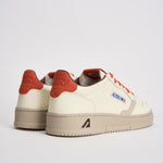 Sneakers uomo Medalist Low bianca e arancione AULM NE17 AUTRY 