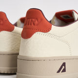 Sneakers uomo Medalist Low bianca e arancione AULM NE17 AUTRY 