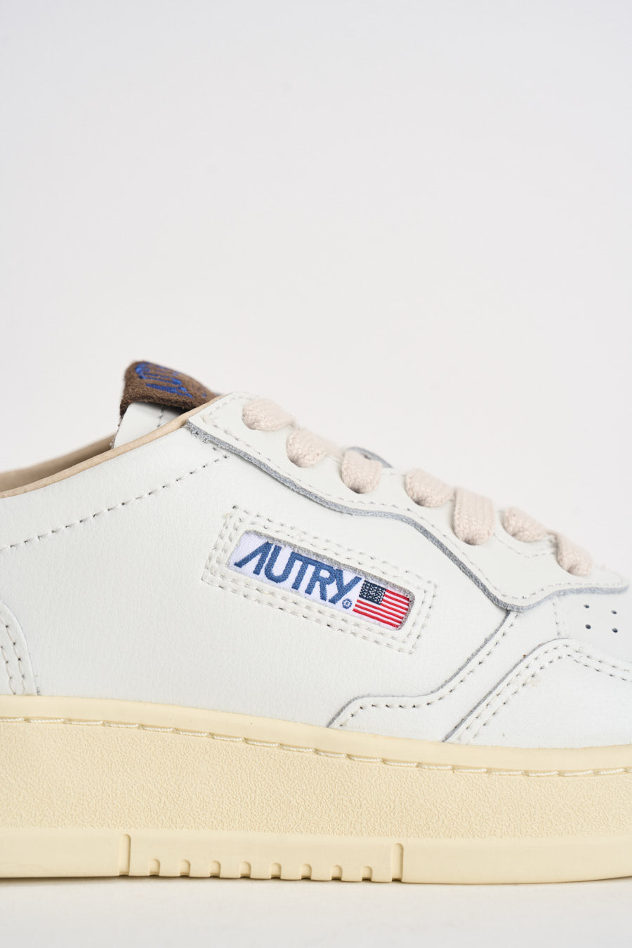 Sneakers Medalist Low donna bianche e moro AULW HJ03 AUTRY 