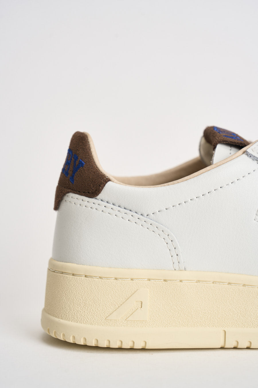 Sneakers Medalist Low donna bianche e moro AULW HJ03 AUTRY 