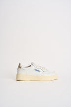 Sneakers donna Medalist Low bianca e oro AULW LL06 AUTRY 