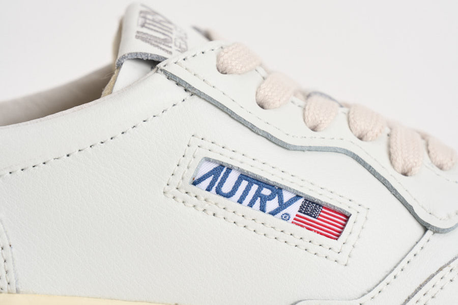 Sneakers donna Medalist Low bianca e oro AULW LL06 AUTRY 