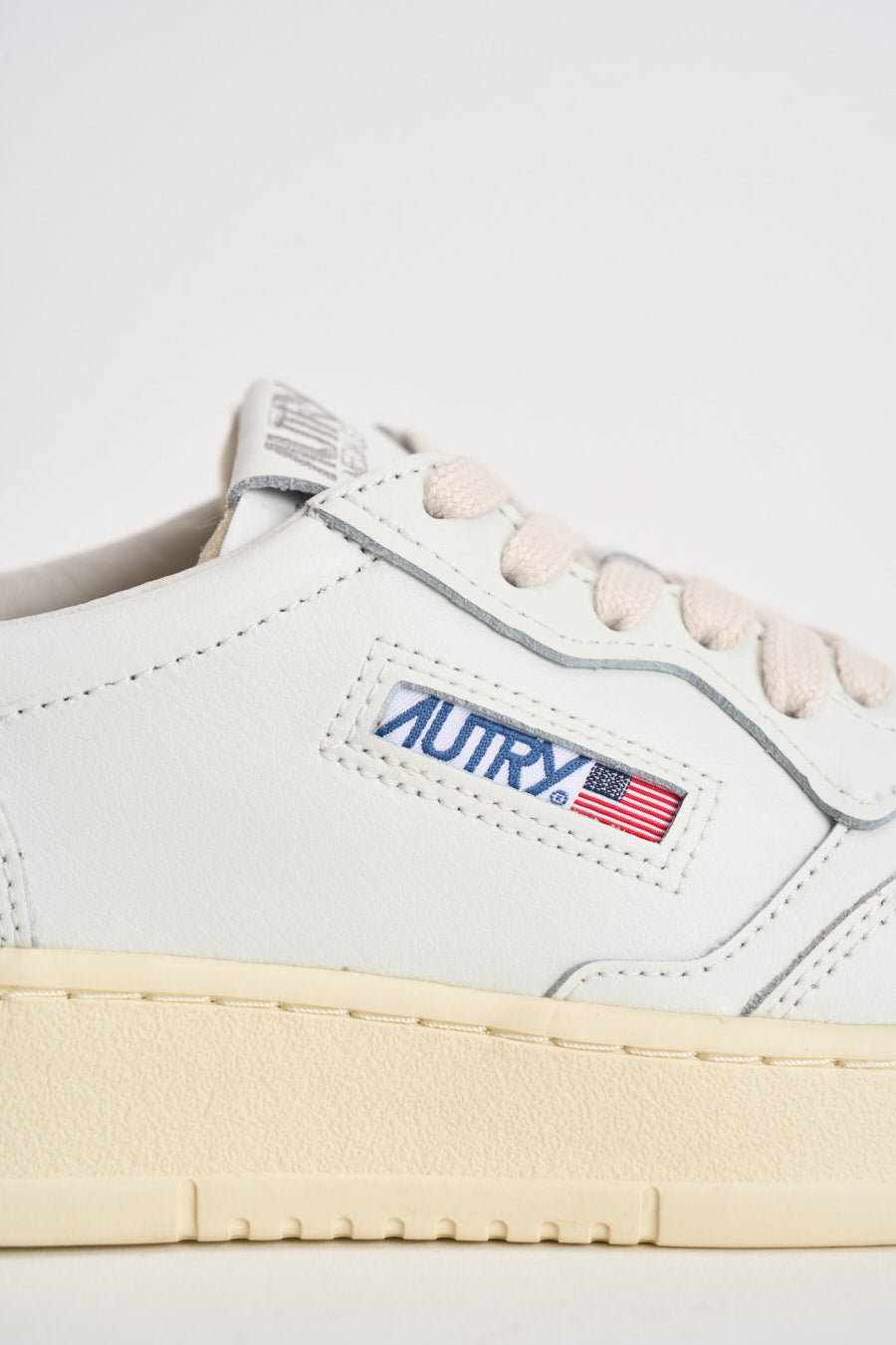 Sneakers donna Medalist Low bianca e oro AULW LL06 AUTRY 