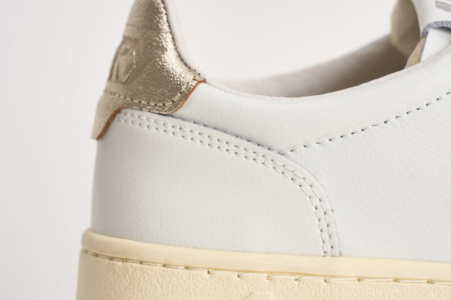 Sneakers donna Medalist Low bianca e oro AULW LL06 AUTRY 