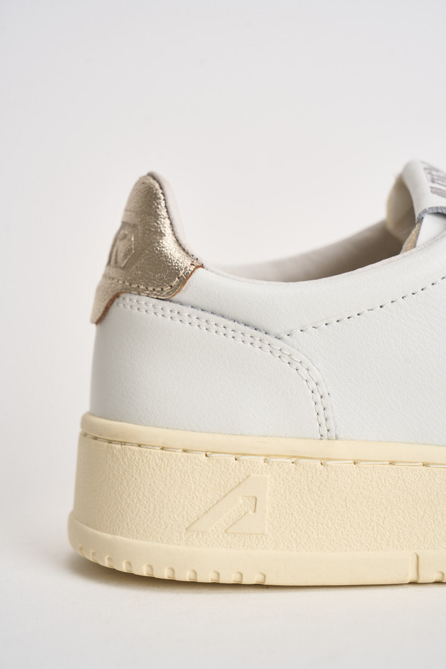 Sneakers donna Medalist Low bianca e oro AULW LL06 AUTRY 