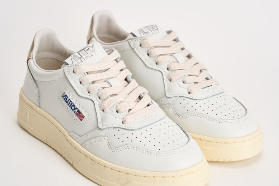 Sneakers donna Medalist Low bianca e oro AULW LL06 AUTRY 
