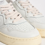 Sneakers donna Medalist Low bianca e oro AULW LL06 AUTRY 