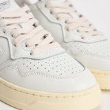Sneakers donna Medalist Low bianca e oro AULW LL06 AUTRY 