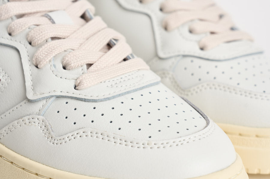 Sneakers donna Medalist Low bianca e oro AULW LL06 AUTRY 