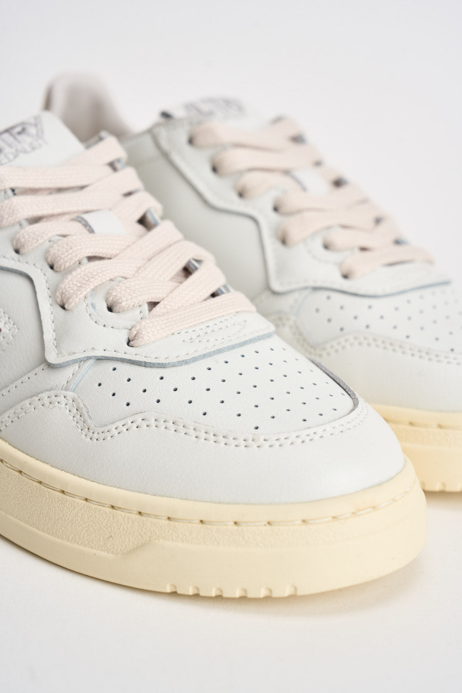 Sneakers donna Medalist Low bianca e oro AULW LL06 AUTRY 