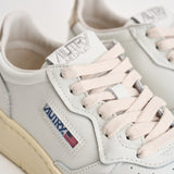 Sneakers donna Medalist Low bianca e oro AULW LL06 AUTRY 