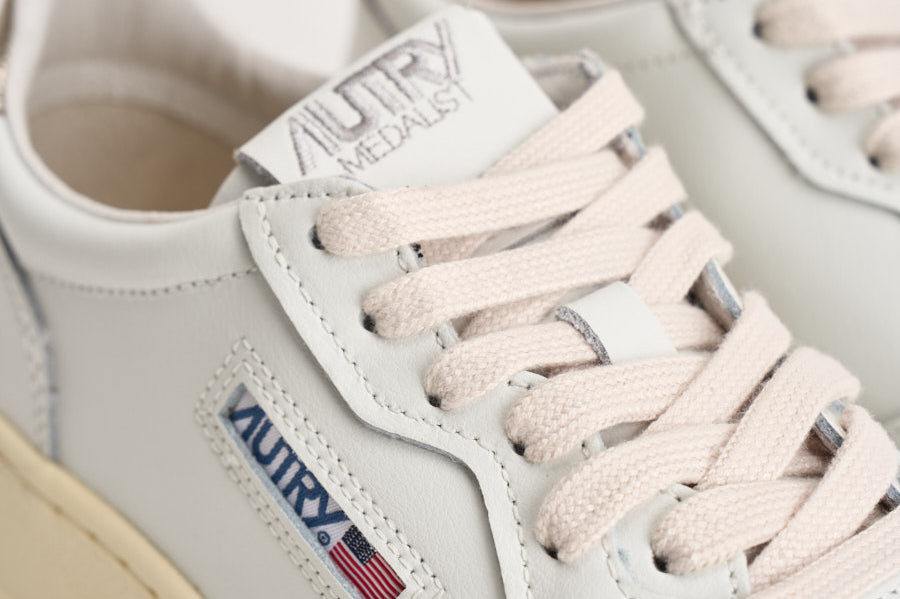 Sneakers donna Medalist Low bianca e oro AULW LL06 AUTRY 