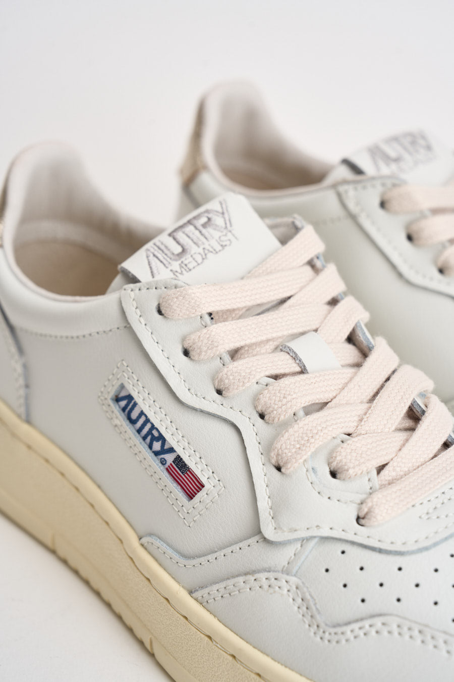 Sneakers donna Medalist Low bianca e oro AULW LL06 AUTRY 
