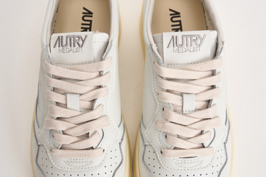 Sneakers donna Medalist Low bianca e oro AULW LL06 AUTRY 