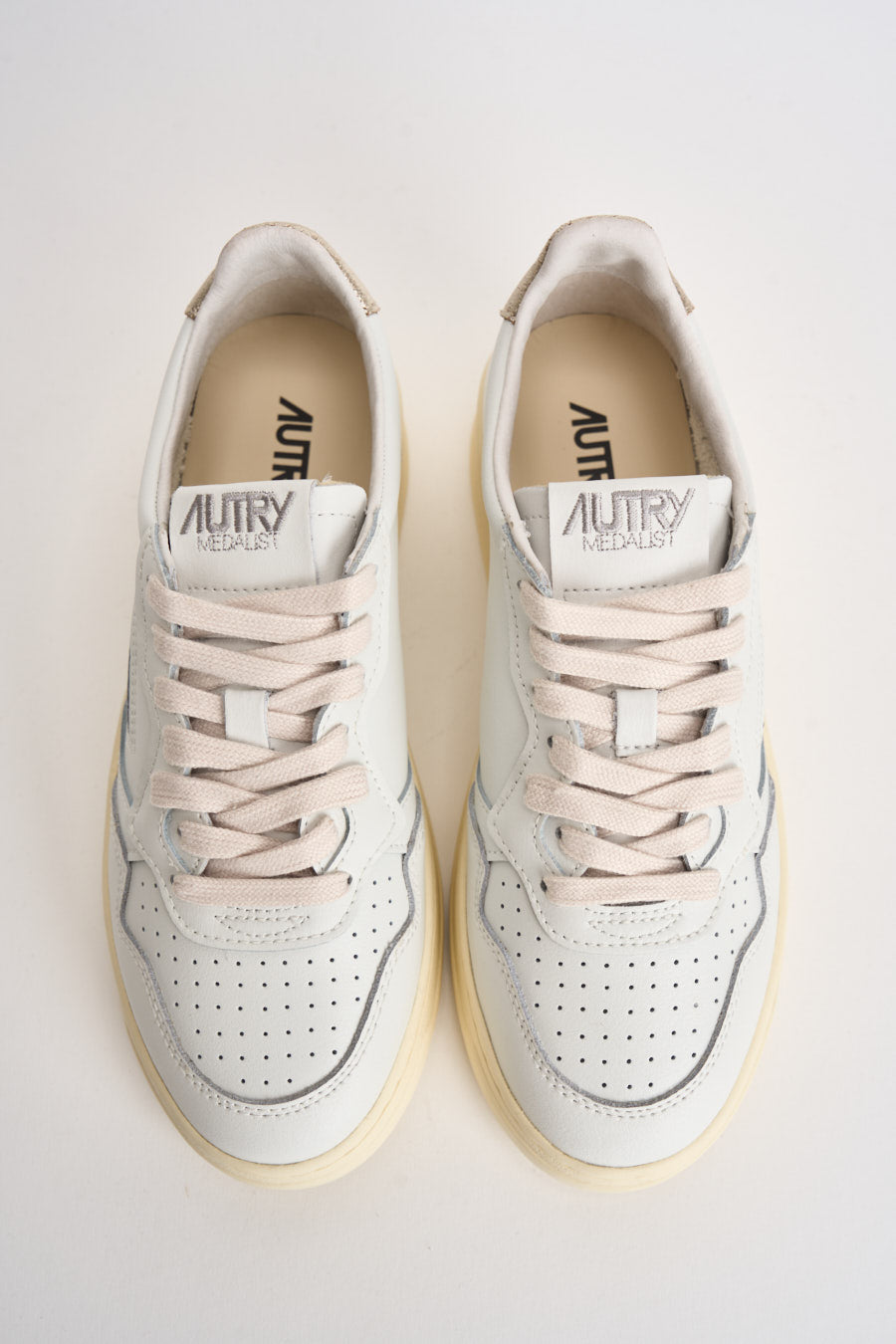 Sneakers donna Medalist Low bianca e oro AULW LL06 AUTRY 