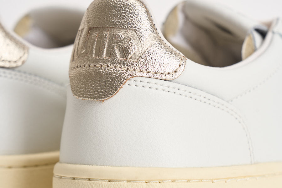 Sneakers donna Medalist Low bianca e oro AULW LL06 AUTRY 