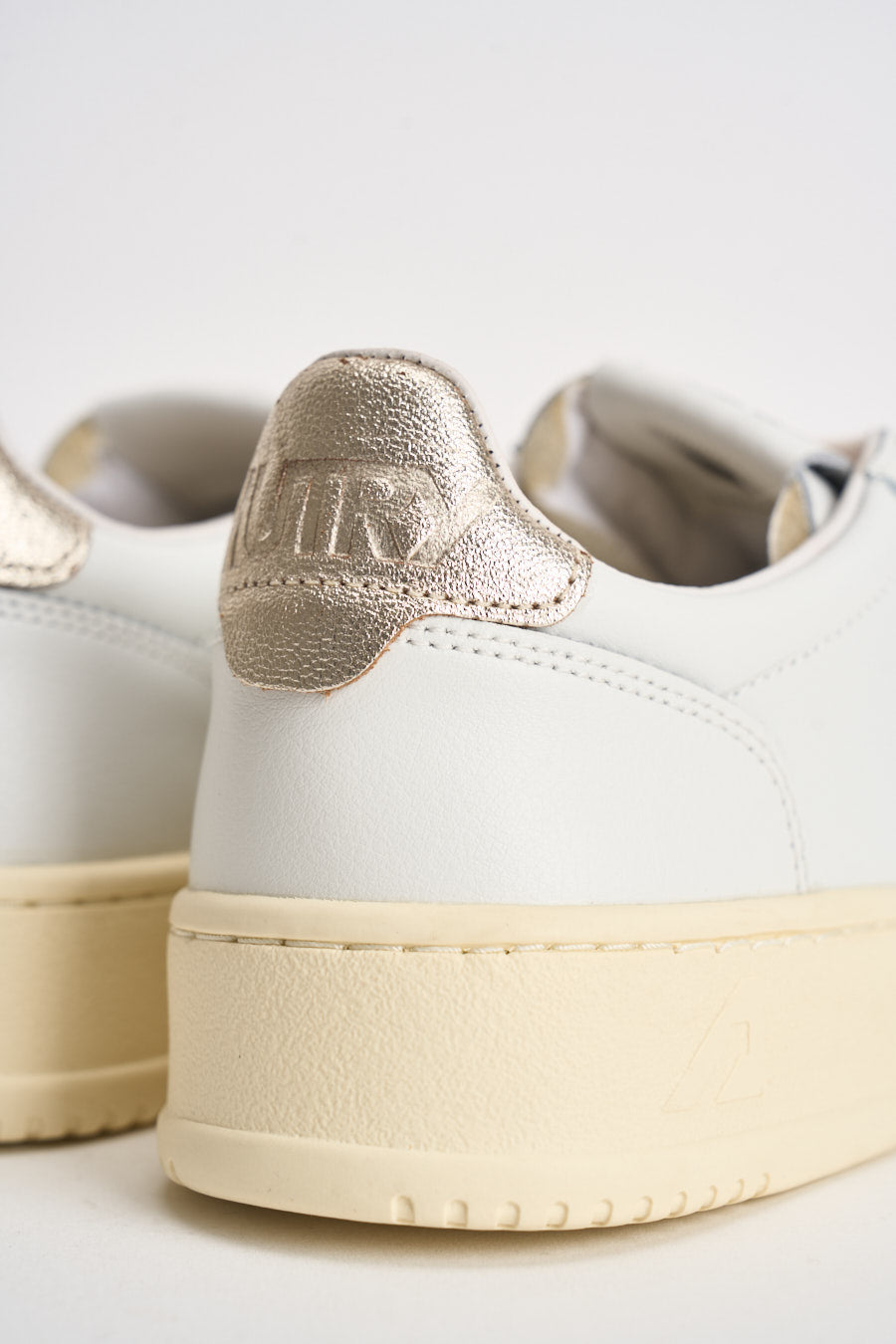 Sneakers donna Medalist Low bianca e oro AULW LL06 AUTRY 