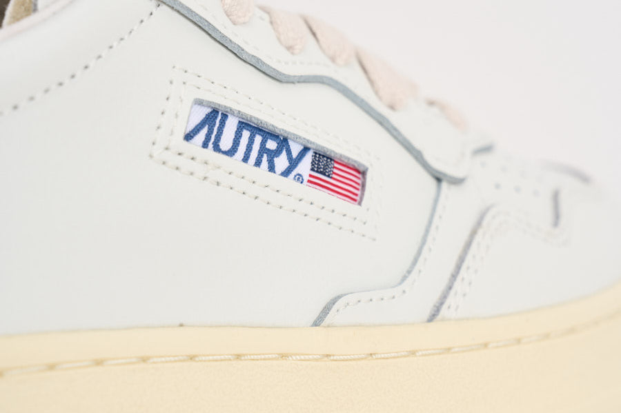 Sneakers donna Medalist Low bianca e oro AULW LL06 AUTRY 