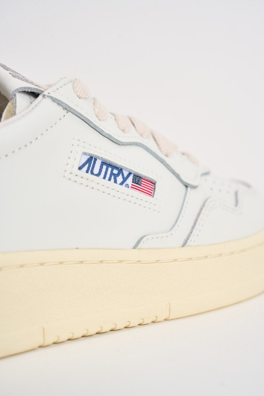 Sneakers donna Medalist Low bianca e oro AULW LL06 AUTRY 