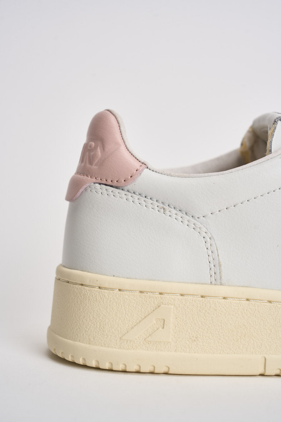 Sneakers Medalist Low donna bianca e rosa AULW LL16 AUTRY 