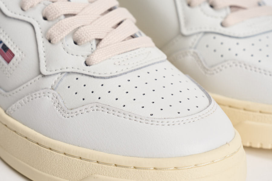 Sneakers Medalist Low donna bianca e rosa AULW LL16 AUTRY 