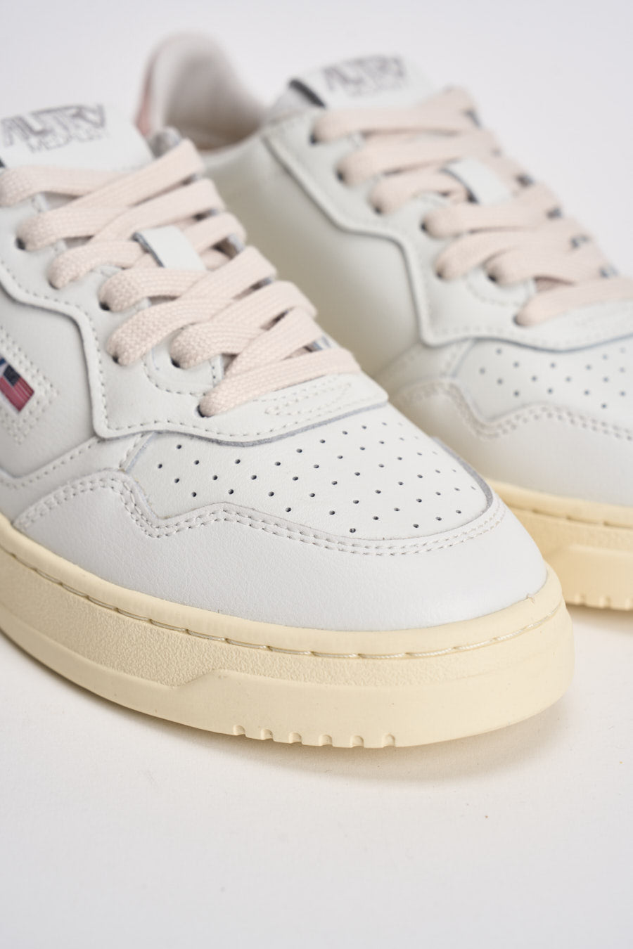 Sneakers Medalist Low donna bianca e rosa AULW LL16 AUTRY 