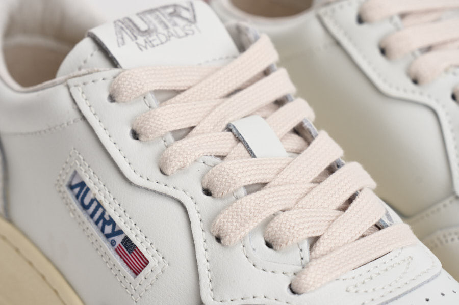 Sneakers Medalist Low donna bianca e rosa AULW LL16 AUTRY 