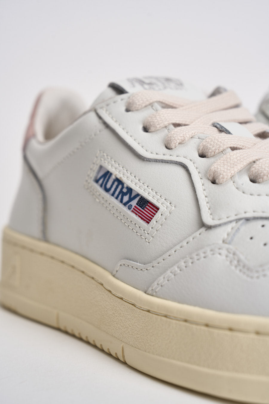 Sneakers Medalist Low donna bianca e rosa AULW LL16 AUTRY 