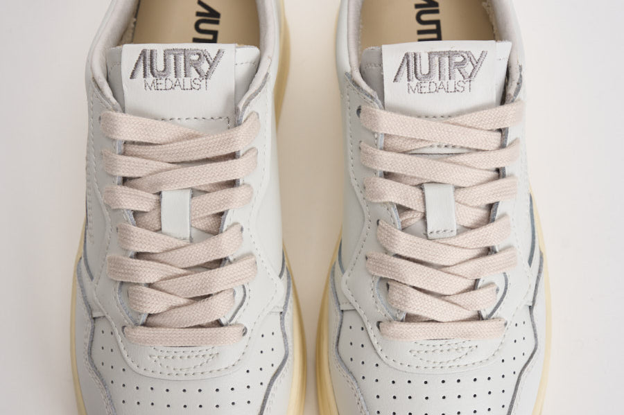 Sneakers Medalist Low donna bianca e rosa AULW LL16 AUTRY 